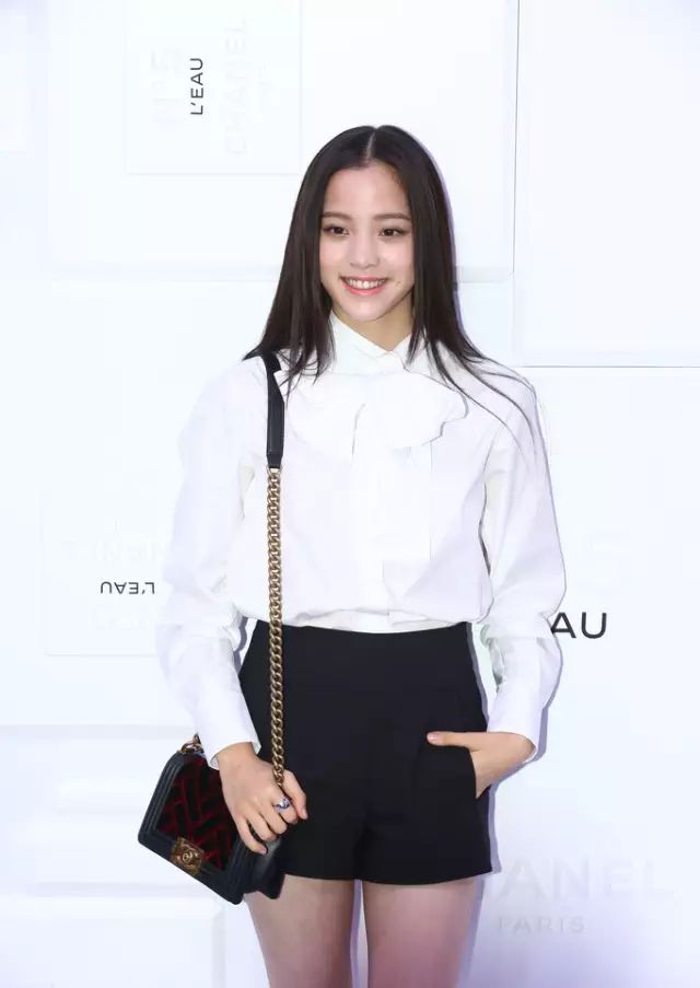歐陽娜娜十六歲就如此性感撫媚?還是愛穿平底鞋的關曉彤更有學生氣!
