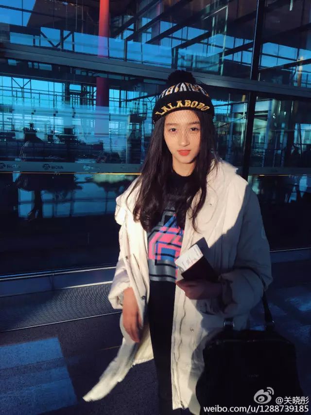 歐陽娜娜十六歲就如此性感撫媚?還是愛穿平底鞋的關曉彤更有學生氣!