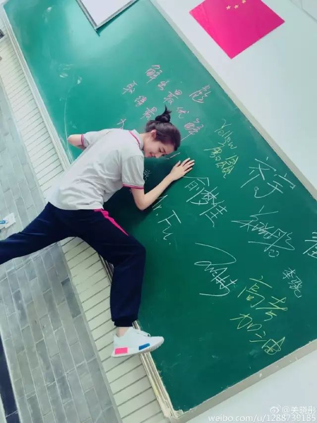歐陽娜娜十六歲就如此性感撫媚?還是愛穿平底鞋的關曉彤更有學生氣!