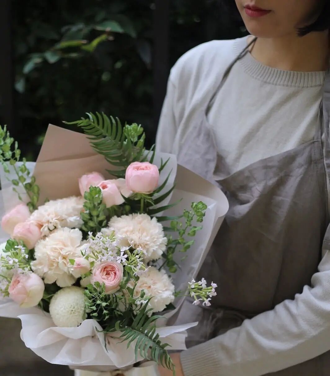 全国热线 156 5715 1518 新手花店培训丨应该如何给花店产品定价 21 02 22 应该如何给花店产品定价 花店产品应该如何定价才合理 学完花艺后 大家开店或者做副业时 都会头痛这个问题 这是个困扰很多新入行花艺师 花店老板的难题 报价太