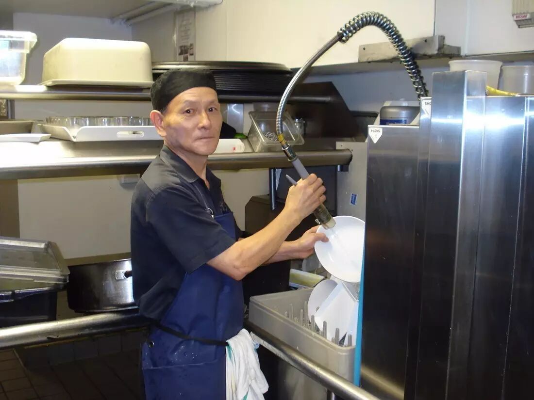 新闻晨报 | 丁尚彪还在打工,不过现在是"含笑活着"| 上海模子--新闻