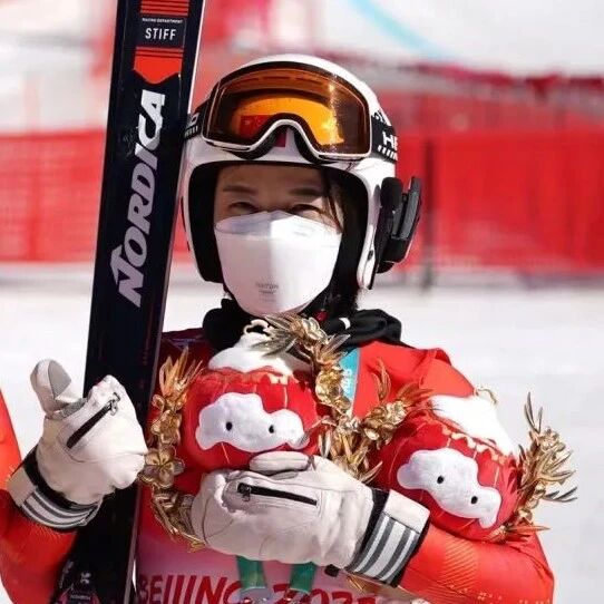 喜提8个金容融！