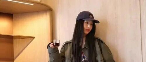 36岁李菲儿走机场真胆大!穿卡其色连体衣搭西装外套,不仅不俗气反而很时髦!