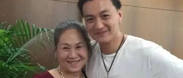 他意外把母亲带进娱乐圈，如今母亲红遍全国，而他却早已无戏可拍