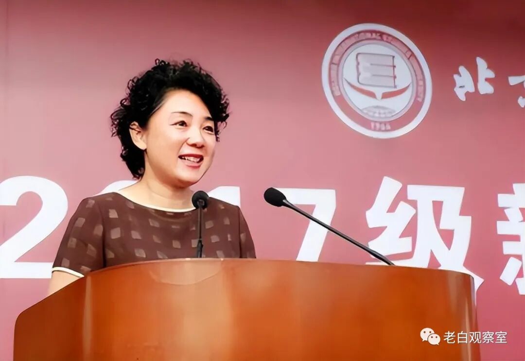 而顾晓园的贪腐行为并没有止步于此,她开始频繁地接受不同商人的招待