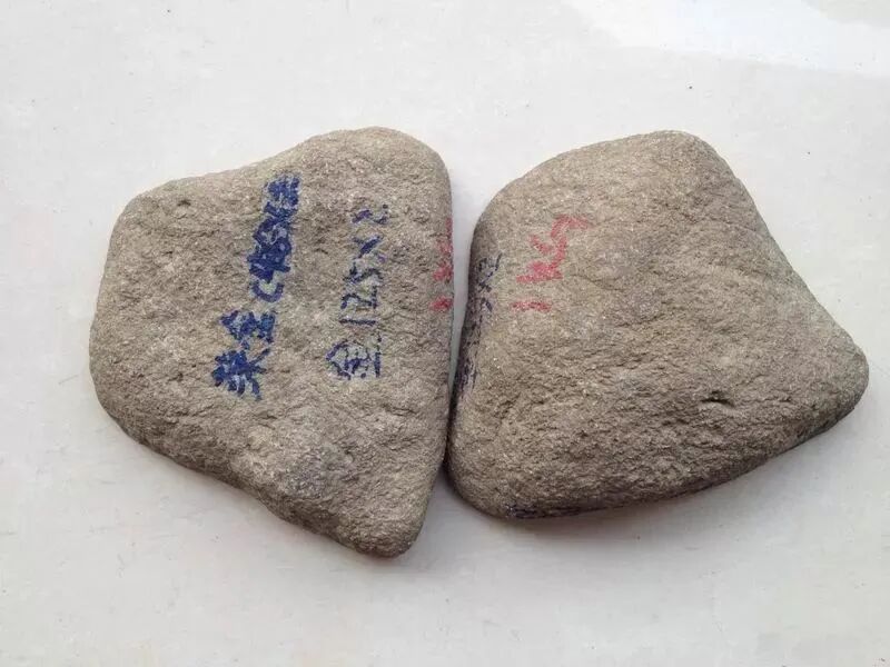 沙粒粗糙均匀的翡翠原石，从中一刀，竟收获一堆冰飘花翡翠！