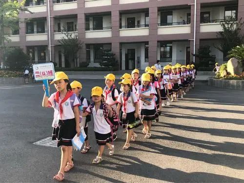 “三点半放学”与下班时间冲突难题，应该怎么解？