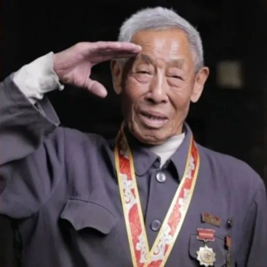 致敬！为这“针尖上的一滴水”；泪目！为这“迟到”70年的入党宣誓