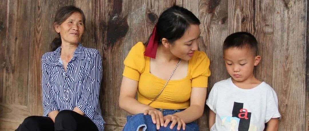 90后老师一人撑起一所村小，白天教书，晚上街唱，“我想点亮孩子们眼中的光”| 成风化人