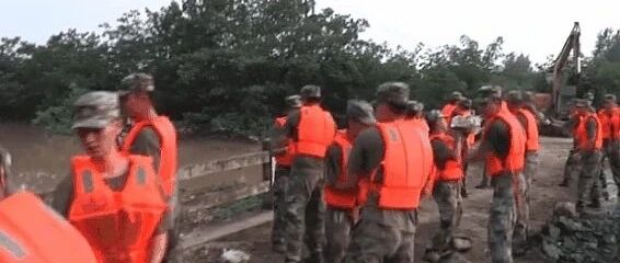 哪管什么博士硕士，我们上了抗洪一线都是战士！