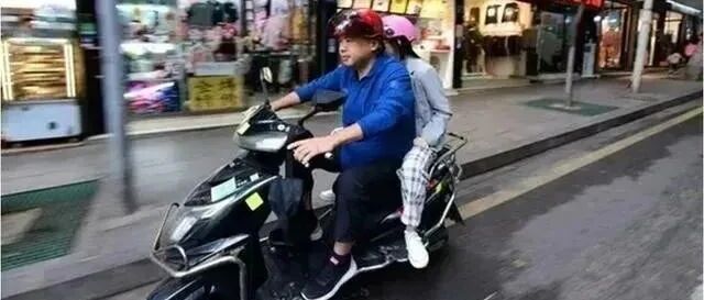 985名校硕士开摩的，积极人生何谈“浪费”？ | 每日快评