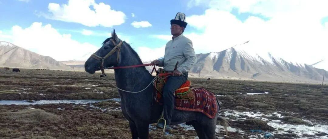 亮出党员徽章的牧民大叔，找到了！