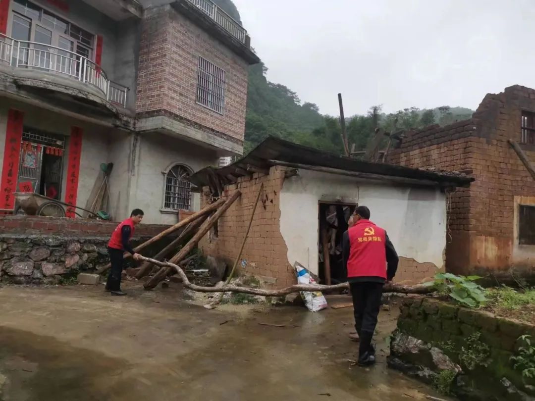 钟山县清塘镇闻汛而动全力织密防汛一张网