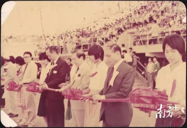 1984年，霍英东（右二）、霍震霆（左三）出席三水人民体育场落成剪彩。麦国培供图&nbsp;