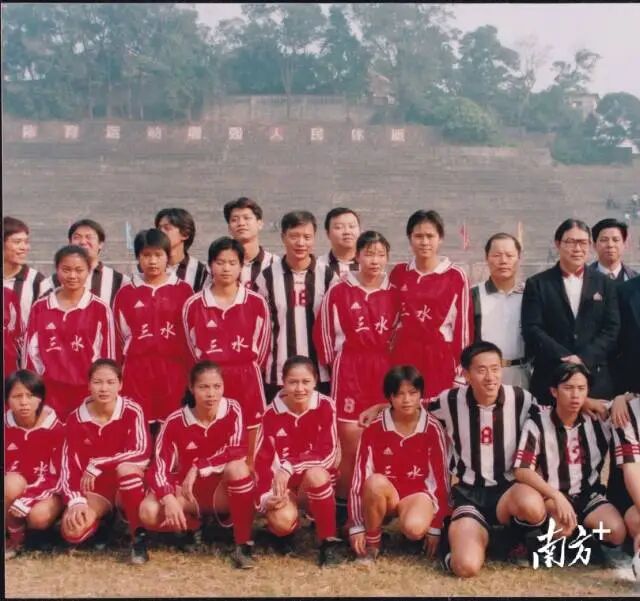 2001年，霍震霆（后右二）二度来到云秀山体育场。麦国培供图