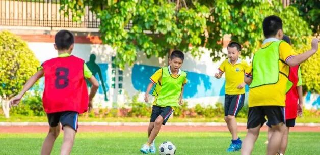 三水区累计近50%的中小学已建成足球特色学校。资料图