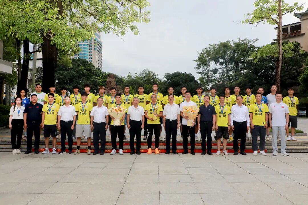 市委书记张爱军、省足球协会主席谢昌晶会见肇庆金利诚峻足球队，并与大家合影留念。肇庆市融媒体中心记者 刘春林 摄