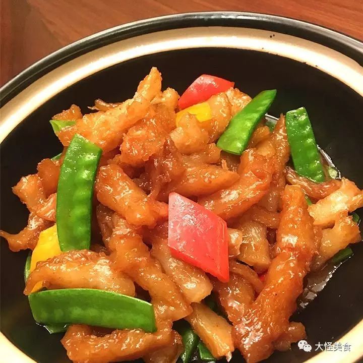 热菜里有口味做得很正宗的铁板大肠,也有起初让大家摸不着头脑的鹿筋