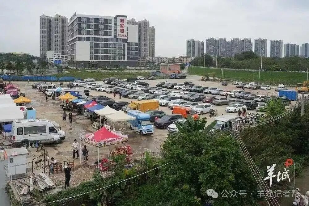 当地政府平整村道、腾出闲置地建停车场 资料图