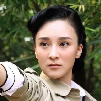 演“梦萍”24岁走红,当红时退圈嫁人,为家庭选择放弃事业的她是否明智?