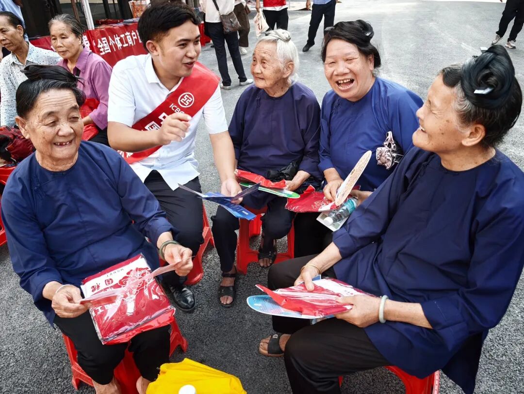双语宣讲入村寨 反假知识暖民心——工行凯里榕江支行深入车民街道开展反假货币宣传1(1).jpg