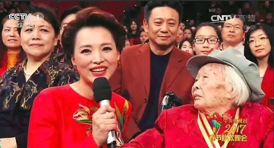 董卿跨年这一幕,把所有人都看哭了