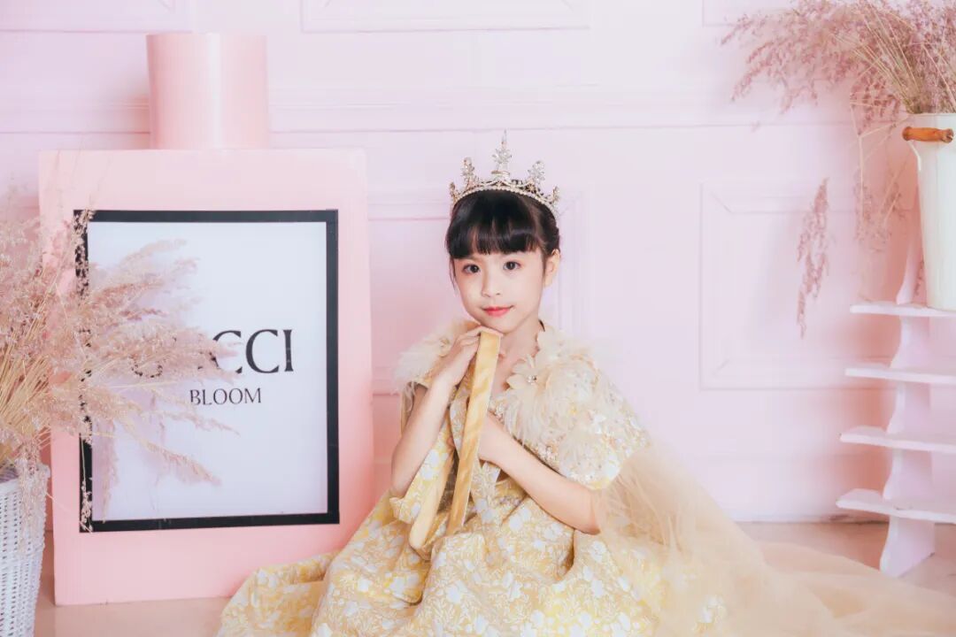 广东梅县外国语学校富力城附属小学学生,客家三宝组合成员刘昕灵原唱