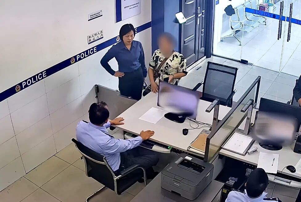 女子买黄金不挑款不问价 店员报警