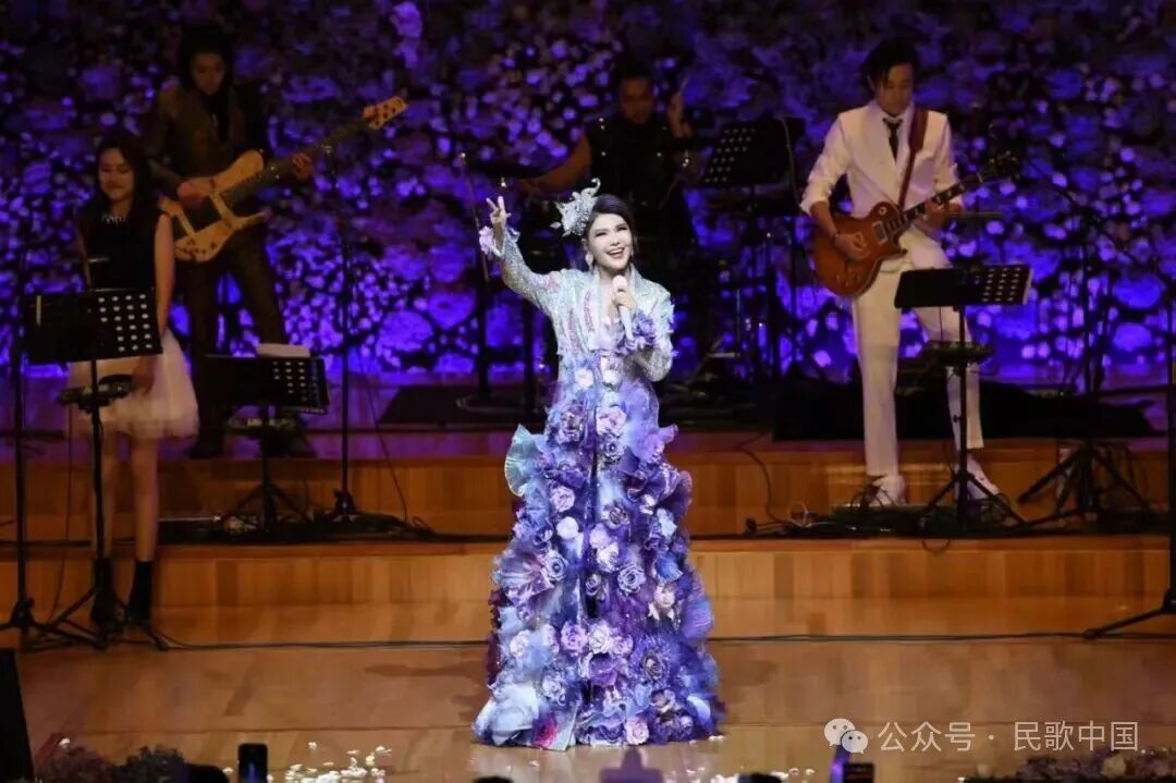 乌兰图雅“花开四季”上海演唱会火爆开唱 第2张