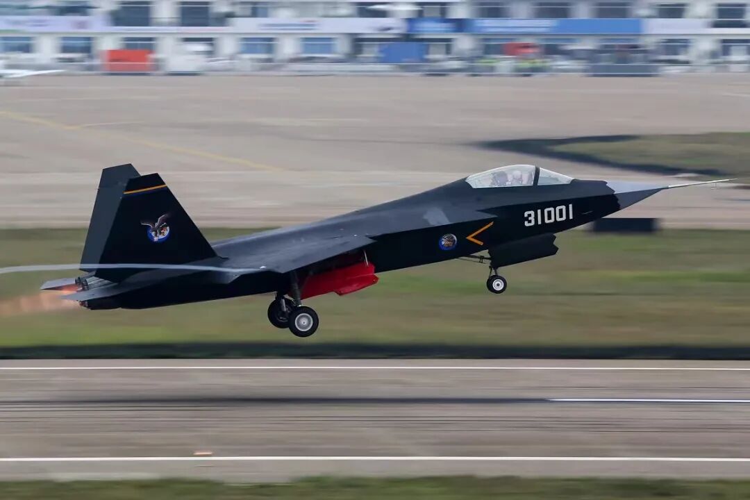 FC-31试飞员谈歼-35A入列