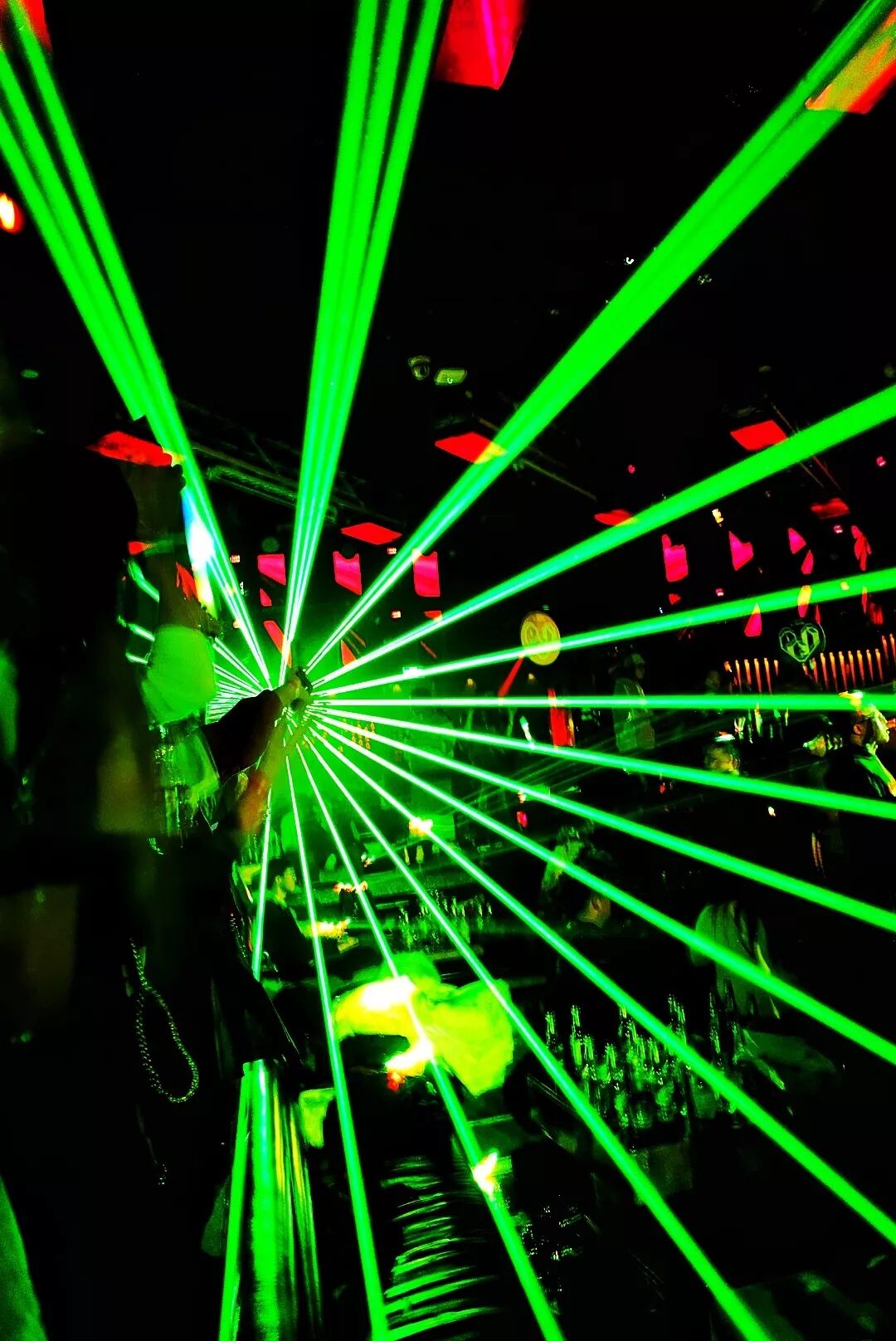 蹦迪学院工体vics荧光海2019第一蹦