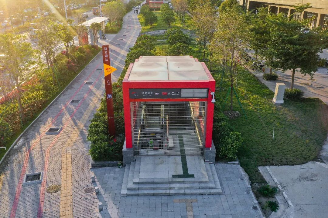 绿岛湖站出入口分布图绿岛湖站位于季华西路与禅港路交叉口(东侧),沿