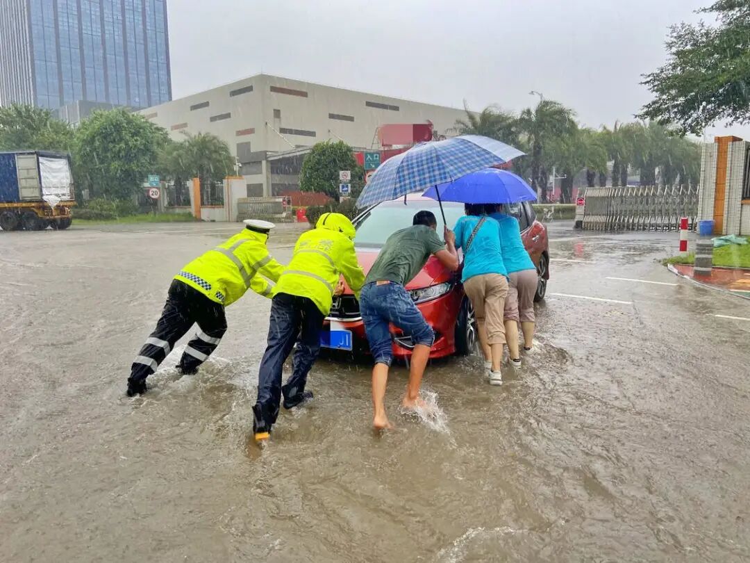 佛山全城暴雨他们是最帅的逆行者