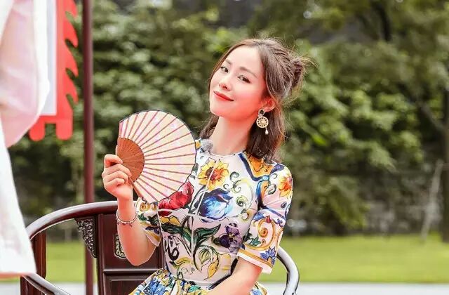 和邓超传过绯闻被黄渤成为女神33岁素颜的她却被说是绿茶婊