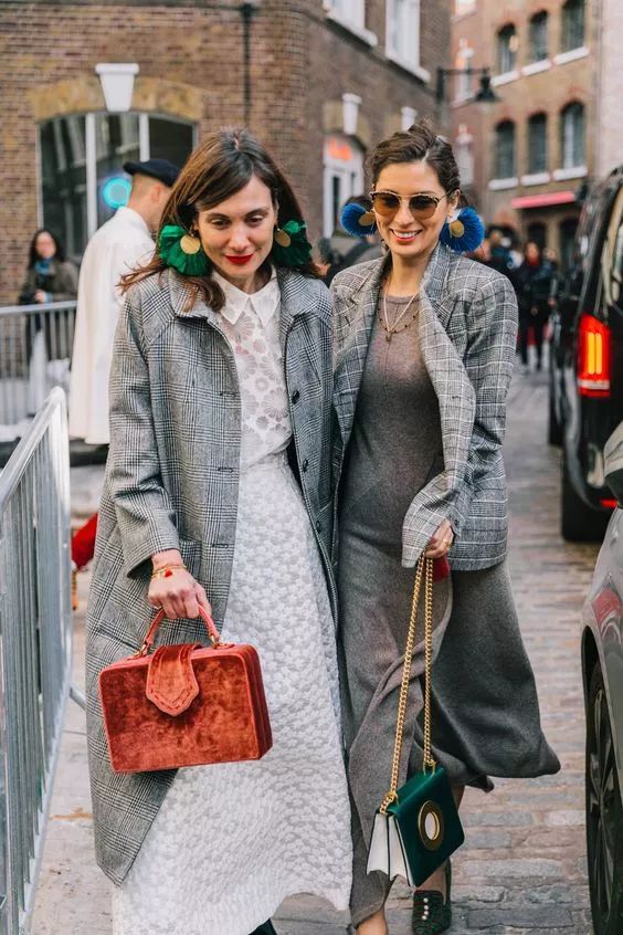 外套里面別穿打底衫了，2019年春天流行這樣穿！ 時尚 第18張