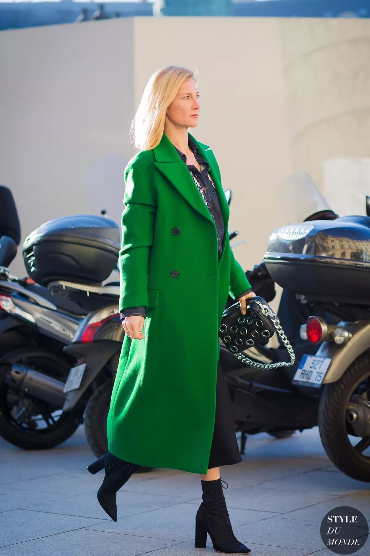 绿色和黑色则比                    感,气场足到旁人自动让路. 绿 红