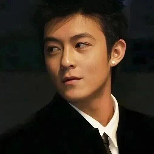 陈冠希的“风光”背后:从巅峰到低谷,这位曾经的偶像如何渐行渐远?