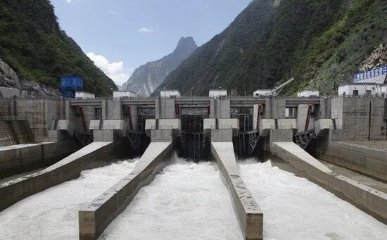 水电五局承建的雅砻江锦屏二级电站拦河闸坝竣工-广东省水力发电工程学会