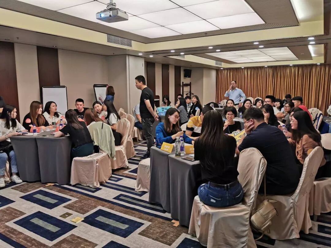 美柚信息流广告投放中，前期多方测试、中期着重优化、后期稳定放量，目的明确，结合曝光、点击等数据及时做分析调整；