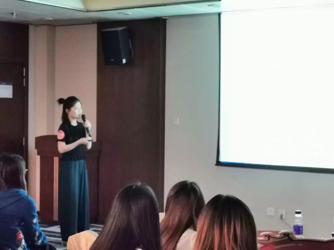 本次会议，4位代理美柚信息流广告怎么做运营人员分别从“开户准备、案例分析、运营优化思路、投放总结“等多个方面，分享了美妆、食品等4个行业的投放思路。