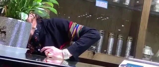 “垃圾，没钱别逛”，咋如此张狂？