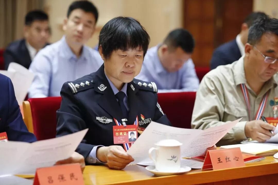 ▲王红心在京参加第七届全国道德模范座谈会全国道德模范评选表彰活动是
