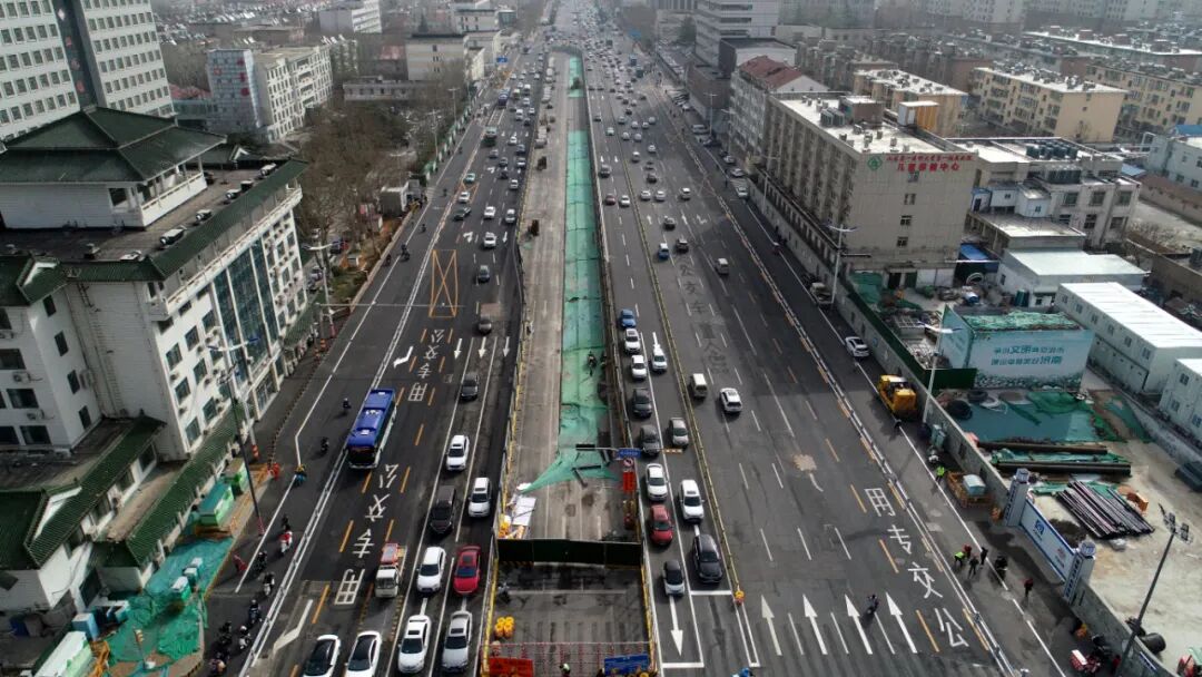 济南轨交4号线山师东路站三车道封闭施工交警发布最新出行提示