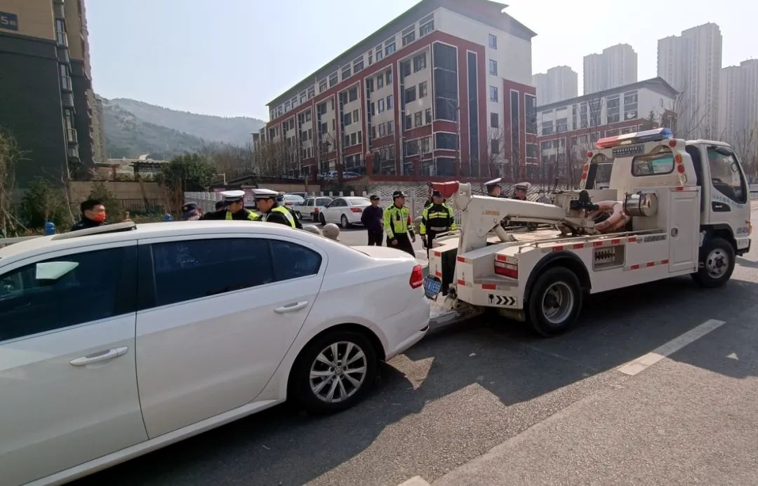 济南救援拖车_济南拖车救援服务所有公司_雪地越野拖车救援