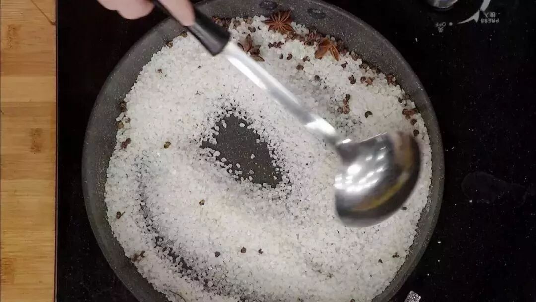 炒盐热敷的方法尤为适用不仅能对身体各个部位起到理疗作用也可以作为