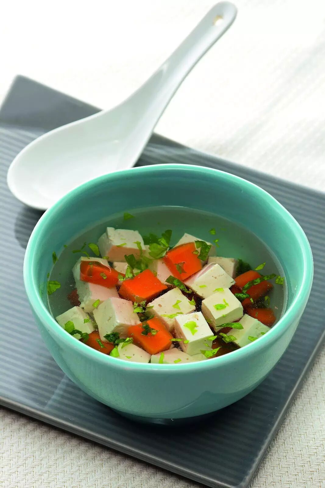 芹菜豆腐汤 初期离乳辅食7～9个月 材料: 芹菜10g,胡萝卜10g,豆腐20g.