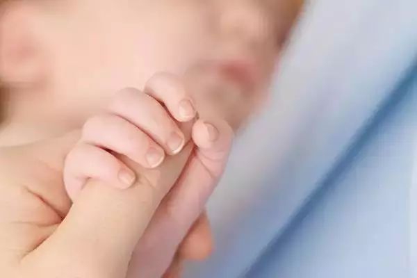 媽媽發現寶寶指甲有異狀？寶寶指甲不能亂剪！小心患上甲溝炎 親子 第2張