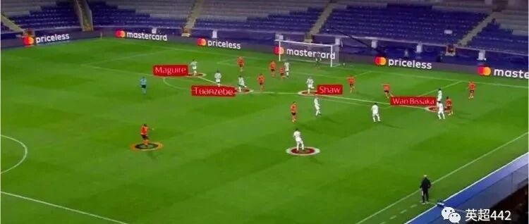 欧冠大冷夜！10人过中线丢球，"最惨种子队"绝杀被吹垫底