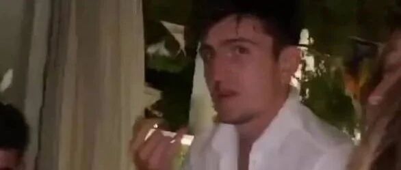 5警察都没拦住！曼城迷飙脏话"F***曼联"，遭红魔队长暴揍