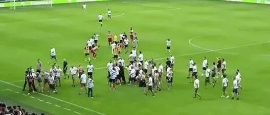 28年第一次降级！欧洲百年豪门，球星遭暴徒撕掉球衣"爆菊花"